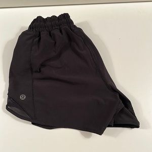 Size 2 lulu lemon Hotty hot low-rise lined short 4.0”